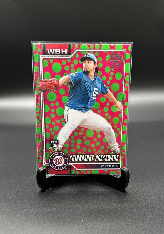 2026 Topps #32 Shinnosuke Ogasawara Holiday Polka Dots Green / Pink