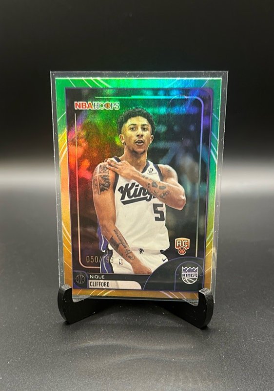 2025-26 Hoops #241 Nique Clifford Rainbow Gold and Green #/199