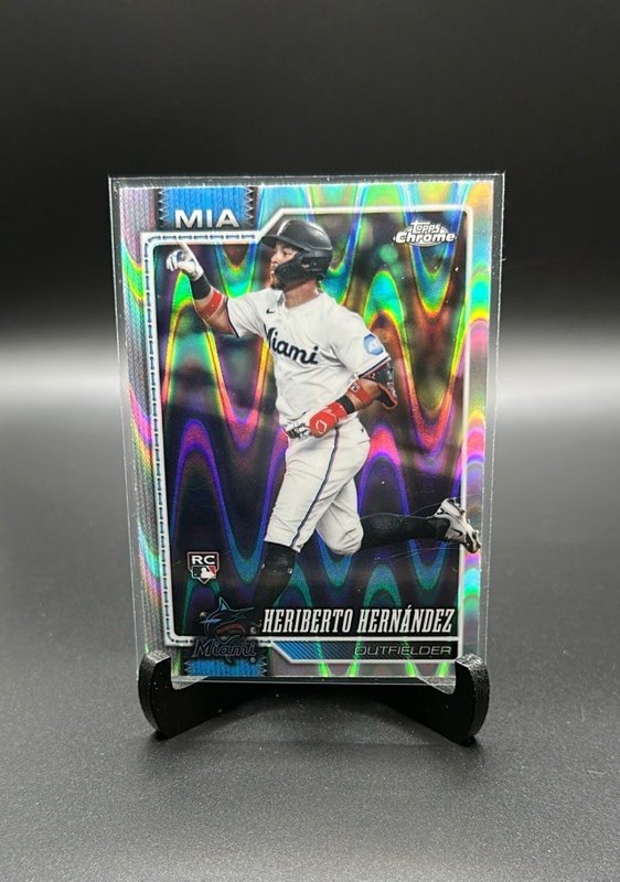 2026 Topps Chrome #19 Heriberto Hernández Raywave Refractors